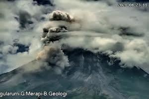 Gunung Merapi Kembali Luncurkan Awan Panas Sejauh 2 Kilometer